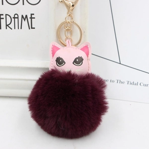Détail du pendentif chat rose en PU avec pompon en peluche bordeaux et fermoir doré