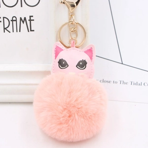 Détail du pendentif chat en cuir PU rose avec pompon en peluche douce et anneau doré