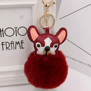 Detailansicht von dunkelrotem PU-Leder Bulldogge-Kopf und flauschigem Kunstpelz-Schlüsselanhänger