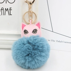 Détail tête de chat en cuir rose avec pompon peluche turquoise et anneau doré