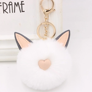 Détail du porte-clés lapin en peluche blanche avec oreilles et crochet doré