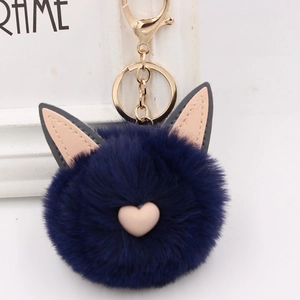 Détail du porte-clés chat en peluche bleu marine avec nez cœur rose et fermoir doré