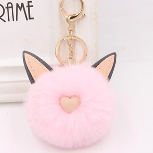 Gros plan d'un porte-clés en peluche rose avec oreilles de chat et un décor de cœur