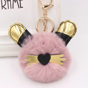 Détail du porte-clés en peluche rose avec oreilles noir et or et fermoir