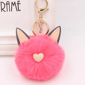 Porte-clés boule en peluche rose avec oreilles de chat et cœur sur fermoir doré