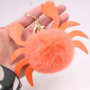 Porte-clés crabe en peluche orange avec pompon en fausse fourrure et fermoir mousqueton doré
