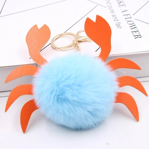 Vue détaillée du porte-clés crabe en fausse fourrure bleu ciel et similicuir orange