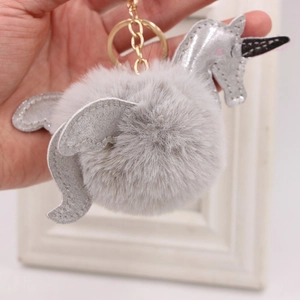 Porte-clés licorne en pompon gris avec ailes à paillettes argentées et anneau doré