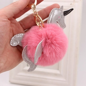 Porte-clés licorne en peluche rose avec ailes pailletées argentées et crochet doré