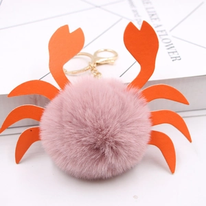 Porte-clés crabe en fausse fourrure rose avec pinces en cuir PU orange et fermoir doré