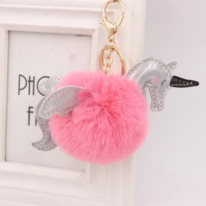 Porte-clés pompon licorne en peluche rose avec ailes pailletées et fermoir doré chic