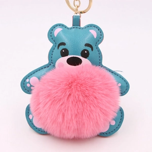 Détails du porte-clés ours en cuir bleu avec grand pompon en fourrure rose et anneau doré