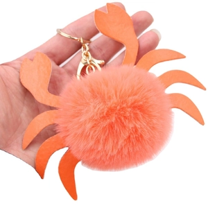 Porte-clés crabe en fausse fourrure orange avec pinces en similicuir et fermoir
