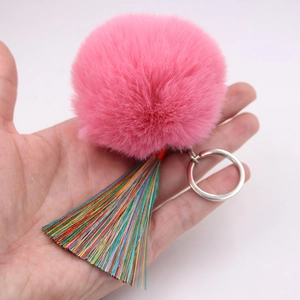 Schlüsselanhänger mit rosa Plüschball, bunten Regenbogen-Quasten und Silberring