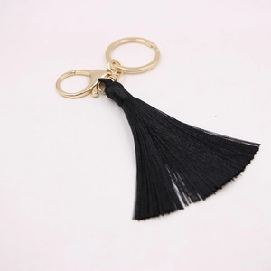 Vue détaillée d'un pendentif gland noir avec un fermoir mousqueton doré brillant