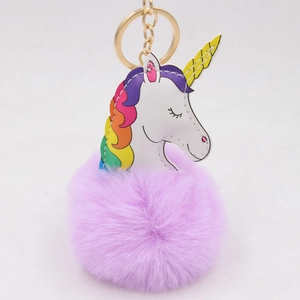 Détail de porte-clés licorne mignon avec pompon en fausse fourrure violette et crinière
