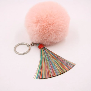 Detail eines rosa Plüsch-Bommel-Anhängers mit bunten Quasten und silbernem Schlüsselring