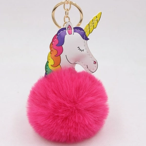 Détail du porte-clés licorne avec pompon en fausse fourrure rose et anneau doré