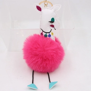 Détail du porte-clés alpaga en peluche avec boule de poils magenta et anneau doré
