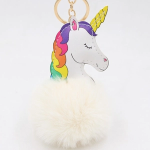 Détail d'un porte-clés licorne en peluche blanche avec crinière arc-en-ciel et crochet doré