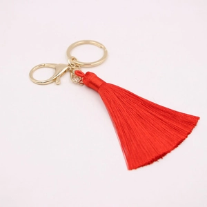 Porte-clés bohème élégant avec pompon en soie rouge et fermoir mousqueton doré chic