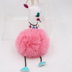Détails du porte-clés girafe à pompon rose avec tête en simili cuir blanc et fermoir doré