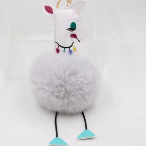 Porte-clés girafe de Noël avec pompon en peluche, tête en similicuir et fermoir doré