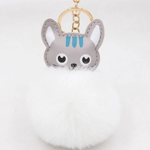 Gros plan du porte-clés pompon chat mignon avec anneau métallique doré et chaîne en métal