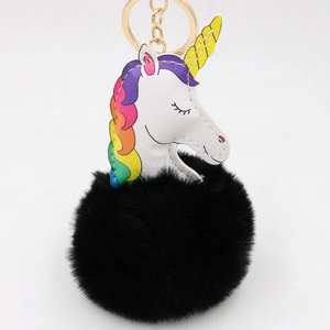 Détail d'un porte-clés licorne en peluche avec crinière arc-en-ciel et pompon noir doux