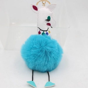 Détail du porte-clés girafe en fourrure synthétique sarcelle avec fermoir doré chic
