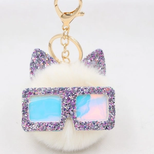 Détail porte-clés pompon chat en fausse fourrure blanche avec lunettes à paillettes