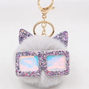 Porte-clés chat en peluche grise avec oreilles pailletées et lunettes irisées sur fond blanc