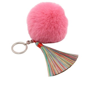 Rosa Pelz-Pompon-Schlüsselanhänger mit bunten Seidenquasten und silbernem Metallring