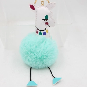 Vue détaillée du porte-clés girafe en peluche vert menthe avec fermoir en métal doré