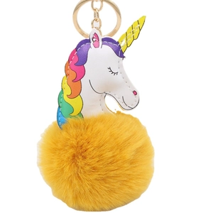 Porte-clés licorne en peluche jaune avec fermoir doré et crinière arc-en-ciel