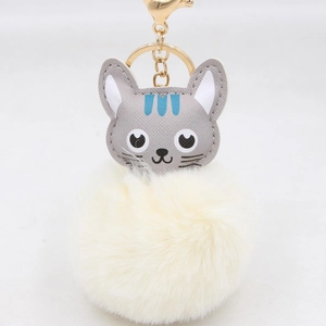 Porte-clés chat en cuir gris avec pompon en fausse fourrure crème et anneau doré