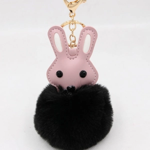 Détail de la tête de lapin en similicuir rose avec pompon noir et porte-clés doré
