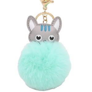 Porte-clés chat en cuir gris avec pompon en fausse fourrure vert menthe et fermoir doré