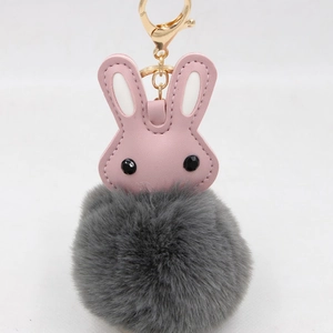 Détail de tête de lapin en cuir PU rose avec pompon gris et fermoir doré brillant
