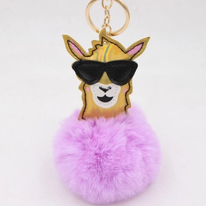 Détail du porte-clés alpaga avec lunettes holographiques et pompon en fausse fourrure violette