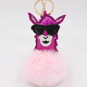 Détail du porte-clés alpaga violet avec lunettes de soleil et gros pompon en peluche rose