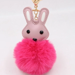 Détail du porte-clés lapin en fausse fourrure rose avec tête en cuir PU et fermoir doré