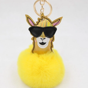 Porte-clés alpaga en pompon jaune avec lunettes de soleil et tête en cuir holographique