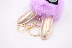 Détail de porte-clés oreilles de lapin en peluche violette avec fermoir doré