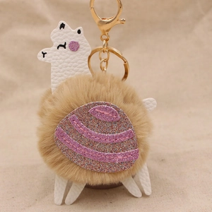Portachiavi alpaca in ecopelle bianca e pelliccia sintetica marrone su sfondo neutro