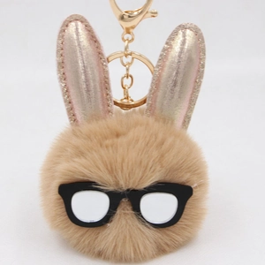 Détail du porte-clés lapin en peluche avec oreilles pailletées et lunettes noires