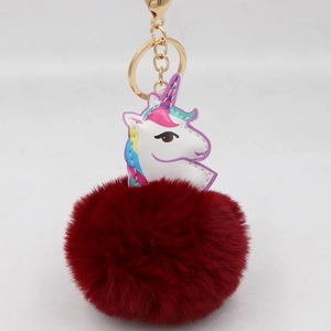 Nahaufnahme des süßen Einhorn-Anhängers mit weichem bordeauxfarbenem Kunstfell-Pompon