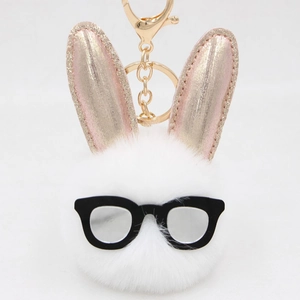Détail du porte-clés lapin en peluche blanc avec oreilles à paillettes roses