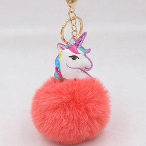 Detailansicht Einhorn-Schlüsselanhänger aus rosa Kunstfell mit goldenem Verschluss und Leder