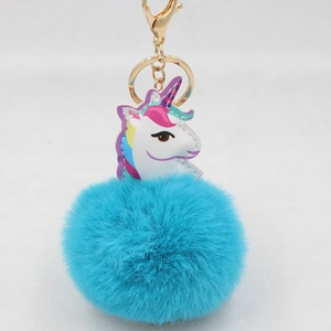 Detailansicht eines flauschigen türkis Einhorn-Bommel Schlüsselanhängers mit Goldhaken